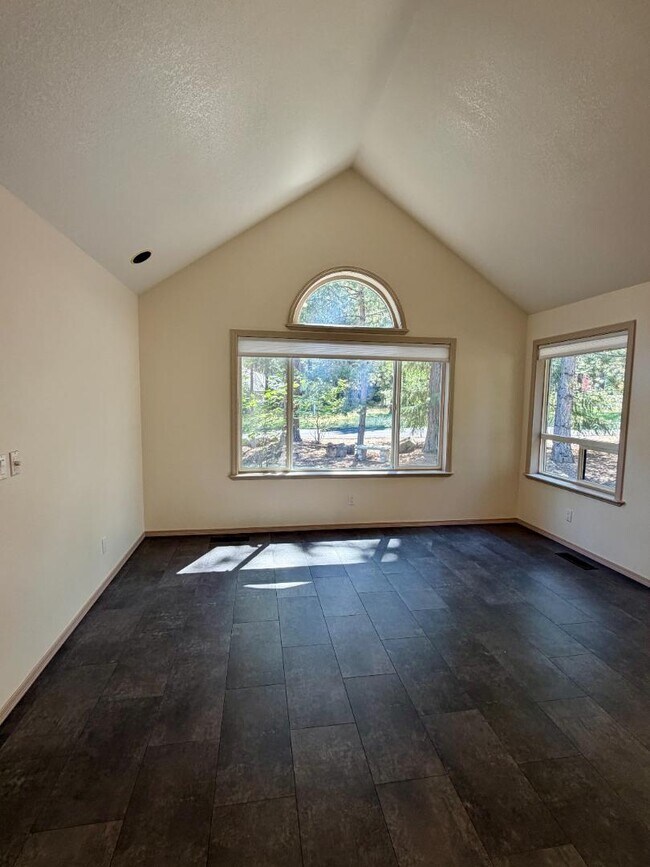 Building Photo - 61171 Minaret Cir