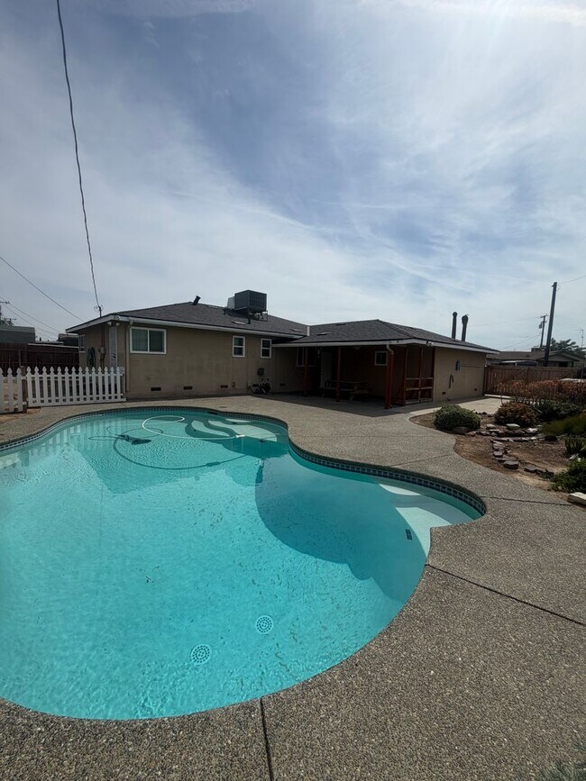 Building Photo - 3 bedroom 2 bathroom in North Hanford