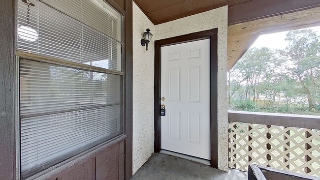 Building Photo - Beautiful Upstairs 2 bedroom 1 1/2 bath Ap...