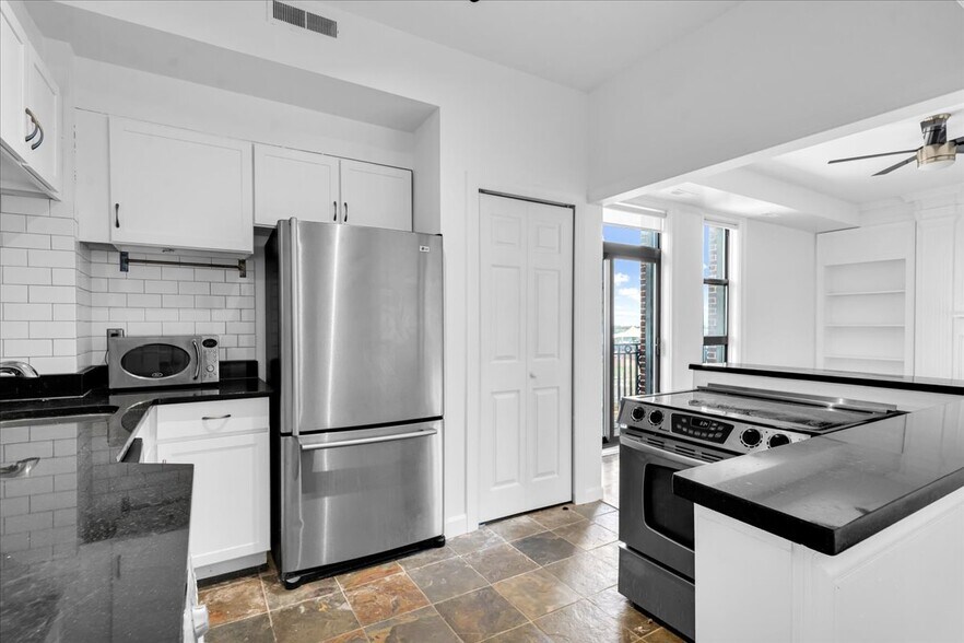 Building Photo - 2900 E Jefferson Ave