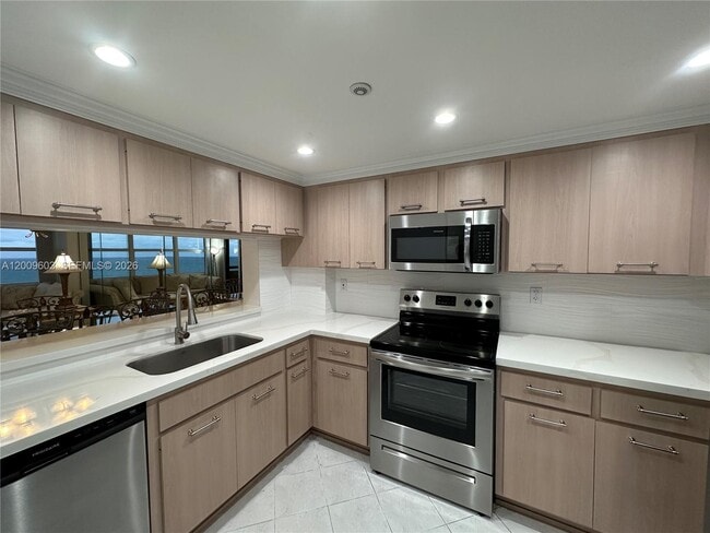 Building Photo - 2555 Collins Ave