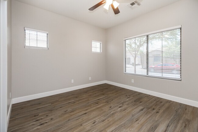 Building Photo - 926 E Madeline Dr
