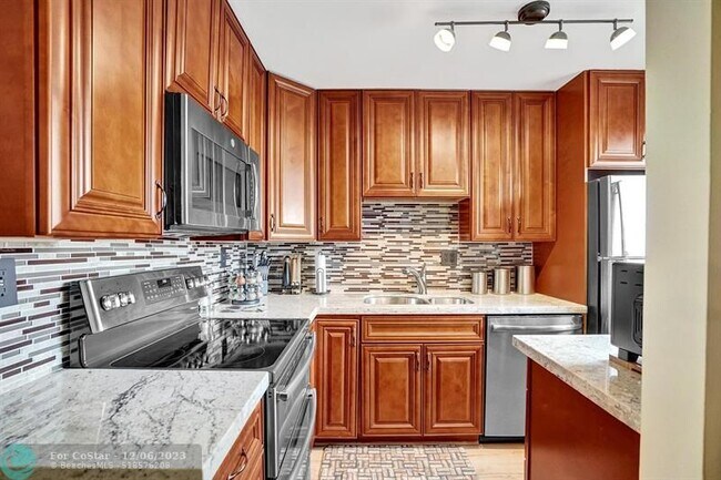 Building Photo - 703 Gardens Dr