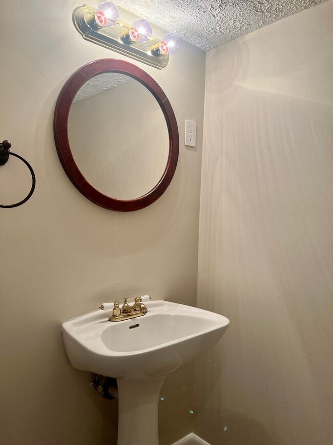 Building Photo - Charming 2 Bedroom/2 Bathroom in Laurel Valley!