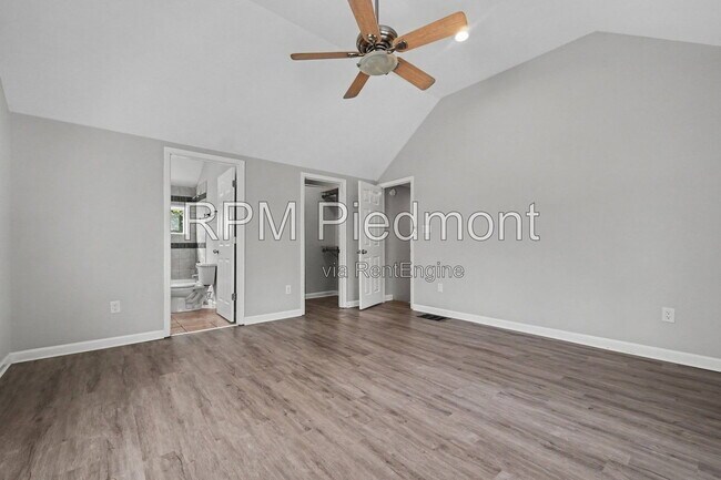 Building Photo - 1231 Stoneybrook Dr SE