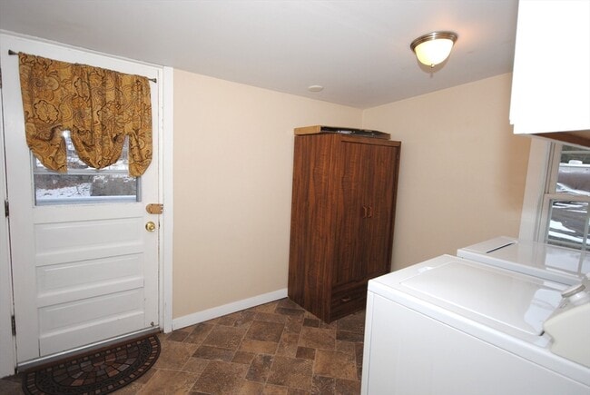 Building Photo - 79 School St