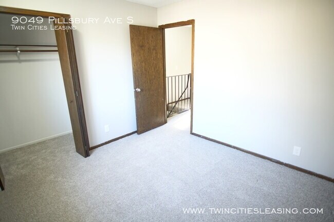 Building Photo - 3 Bedrooms Top Level w/ Full Bath - 2 Car ...