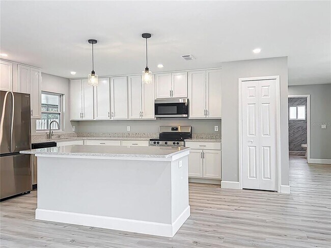 Building Photo - 8676 Hillside Dr
