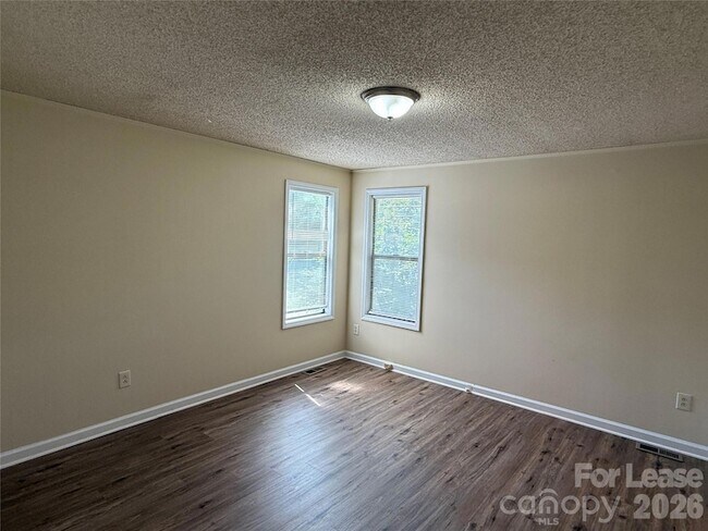 Building Photo - 2220 Laburnum Ave