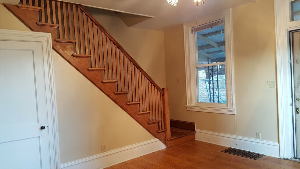 Living rm & stair railing - 404 W Court St
