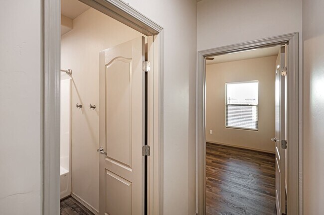 Building Photo - 901 Adams Ave