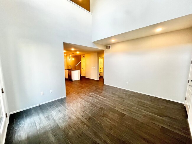 Building Photo - Modern 5B 4BA Townhome w/ AC in Playa Del ...