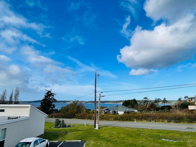 Building Photo - 925 SqFt, 2 Bed Condo in Coupeville, 20 Mi...