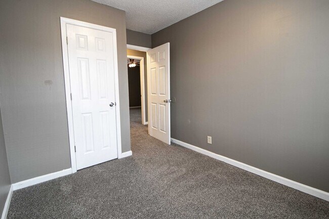 Building Photo - 924 Van Buren Ave