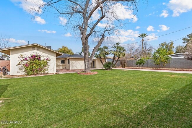 Building Photo - 4213 E Lewis Ave