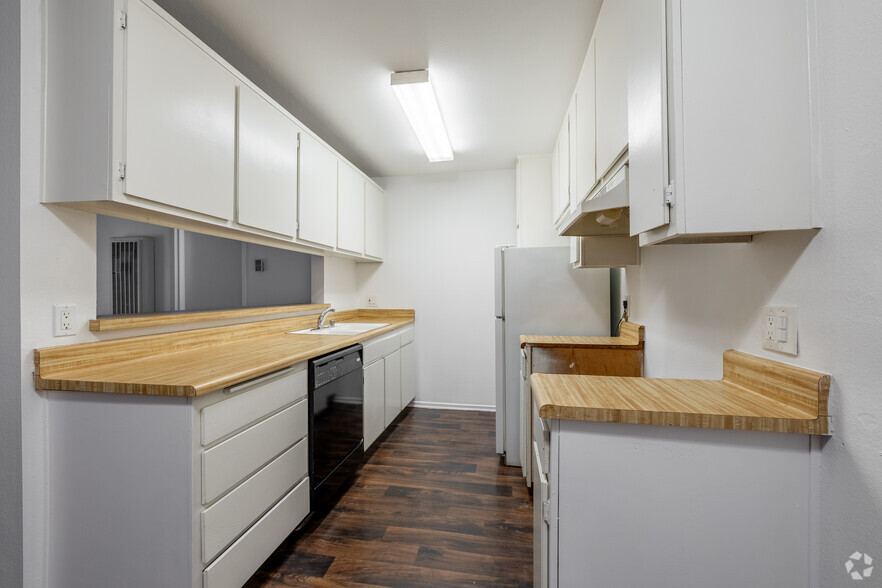 1BR, 1BA - 600SF - Kitchen - 13610 Valerio St