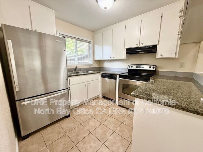 Building Photo - 687 Racquet Club Cir