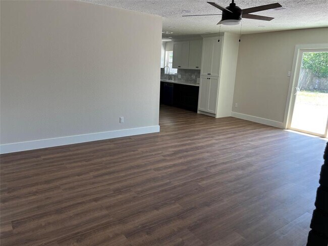 Building Photo - 8711 Hinman St
