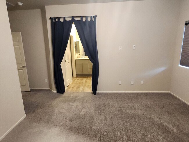Building Photo - 3 bedroom/ 2 bath condo in gated community