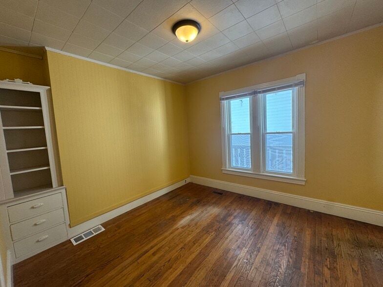 Building Photo - 10 Maple St