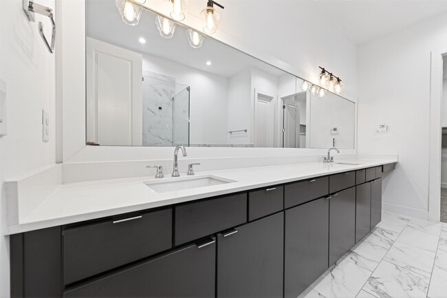 Building Photo - 5841 Dolores St