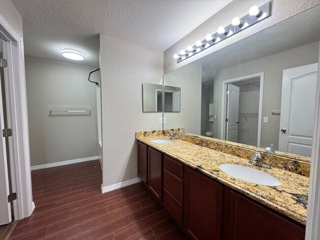 Building Photo - Spacious 4 Bedroom / 3 Bathroom Home in Davenport