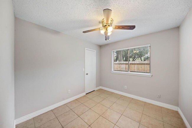 Building Photo - 1510 Park Wind Dr