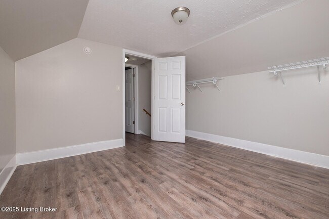 Building Photo - 925 W Evelyn Ave