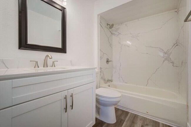 Building Photo - Beautiful fully remodeled 3-bedroom 2 bath...