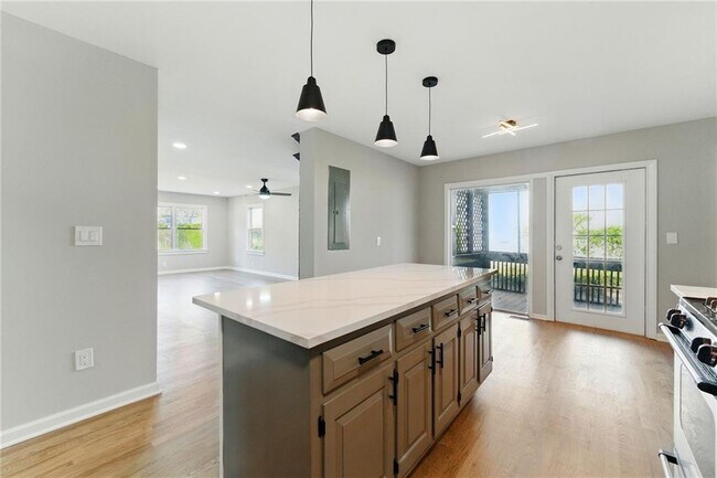 Building Photo - 10 Cochran Rd SE