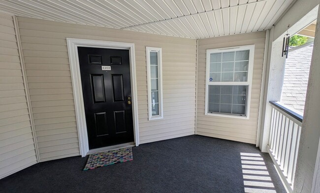 Building Photo - Bothell / Woodinville 2 Bedroom Townhome with Den and AIR-CONDITIONING