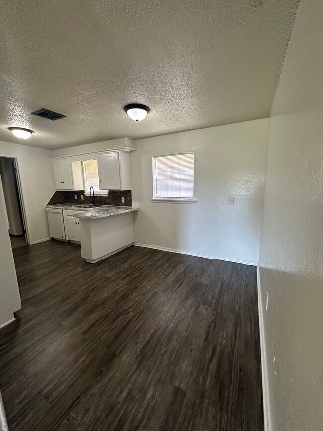 Building Photo - Spacious 4 bed, 1.5 bath