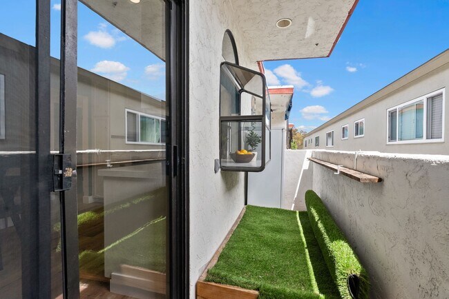 Building Photo - Charming 2 Bedroom 2 Bath In Beautiful Hillcrest