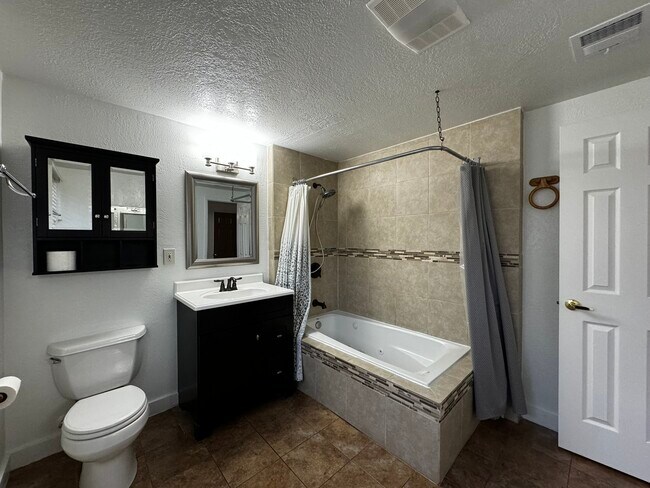 Building Photo - 908 Faye Pl NE