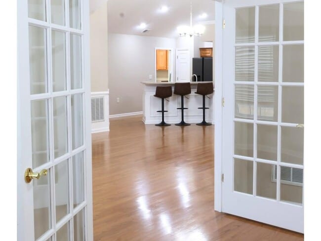 Building Photo - 3204 Village Ln