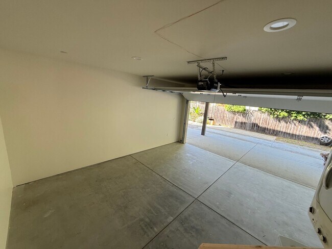 Building Photo - Cute home in Ventura Avenues includes garage for storage and a parking spot