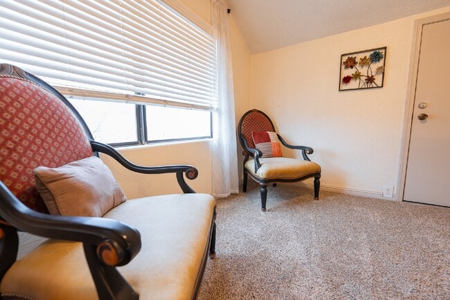 Building Photo - Desert Oasis – Furnished Executive Room in...
