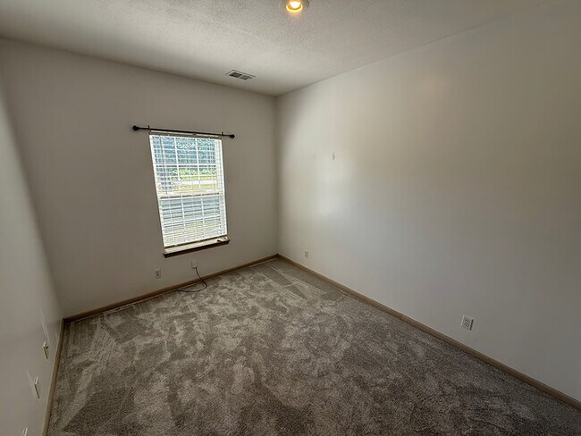 Building Photo - 3 Bed, 2 Bath Townhome Available Now!