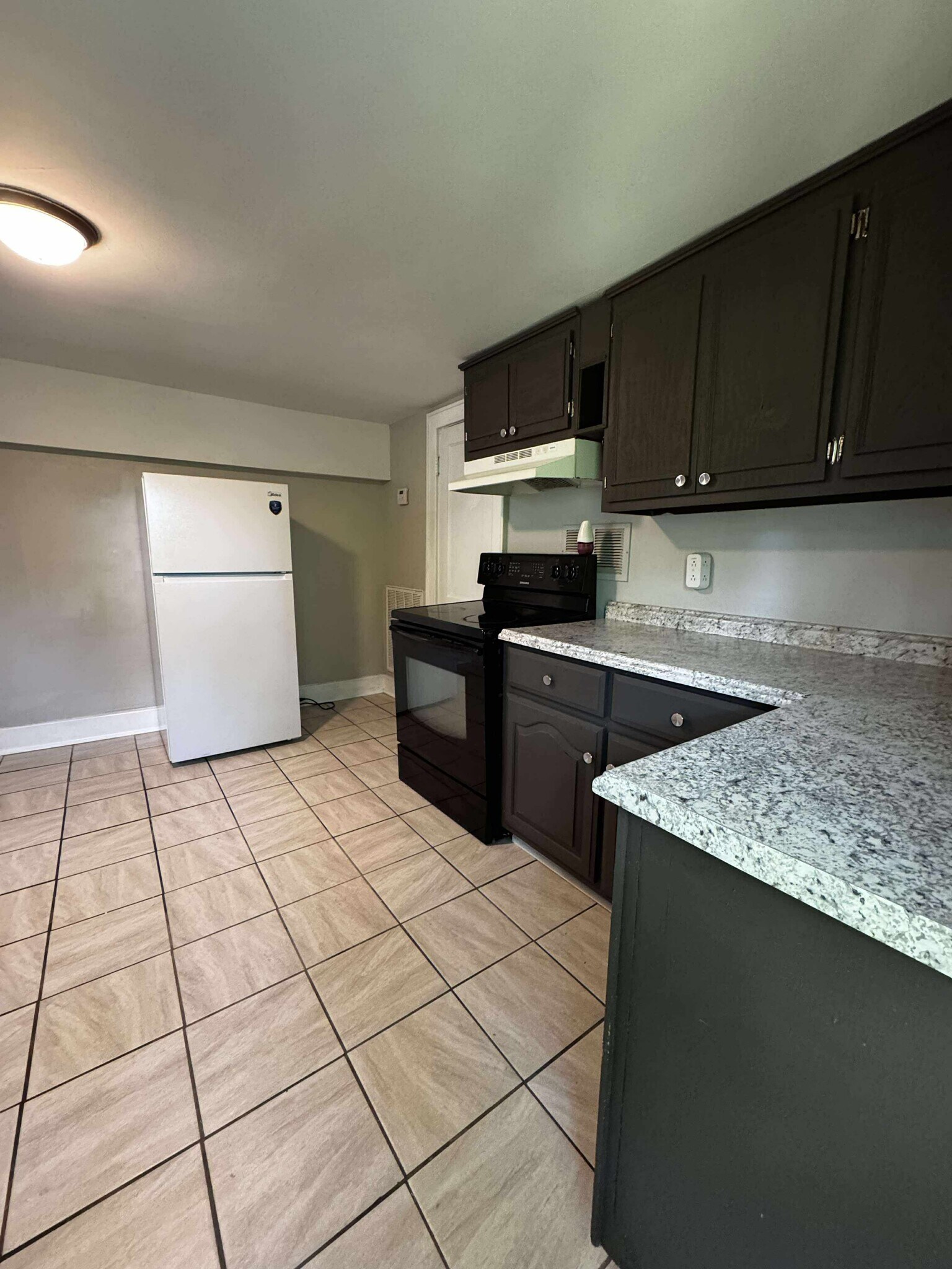 Building Photo - 836 Richardson st