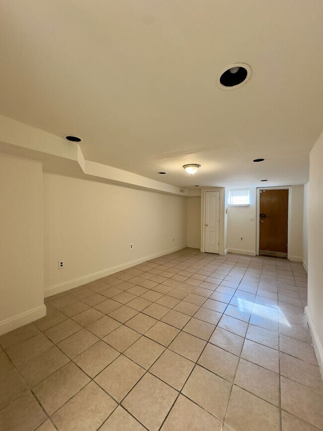 Building Photo - Large Four Bedroom Townhome in Pigtown