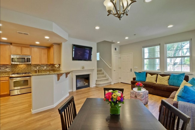 Building Photo - Newer 3bedrooms townhouse with 2 Cars Garage and AC in Fremont Niles area for rent