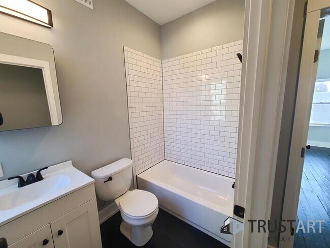 Building Photo - 2 Bedroom house with basement/backyard.