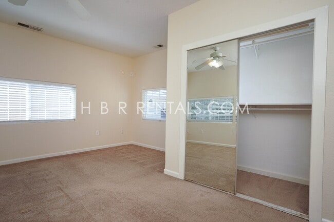 Building Photo - Charming 3-Bedroom Haven with 2 Full Baths...