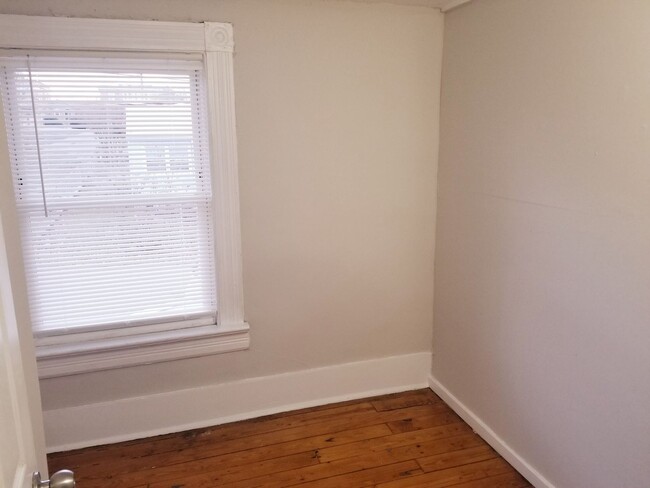 Building Photo - Three Bedroom Two Story House!
