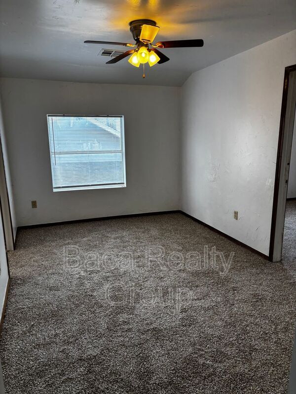 Building Photo - 112 E Jenkins St