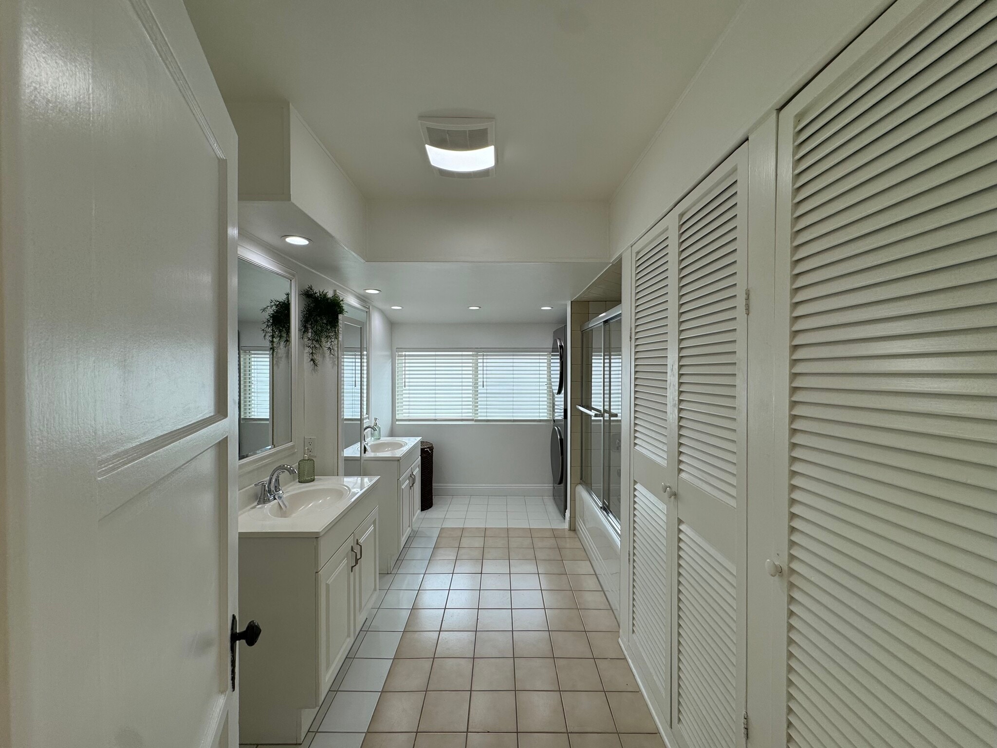 Building Photo - 2754 S Barrington Ave