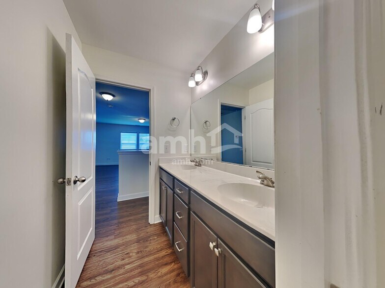 Building Photo - 530 Lateleaf Dr