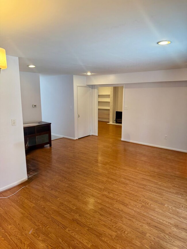 Building Photo - 4 BD 3.5 BA, End Unit