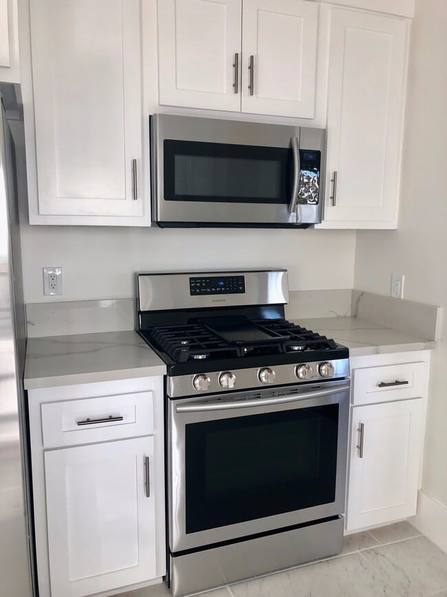 Building Photo - Gorgeous Completely Remodeled California Beach Bungalow w/Laundry+Backyard+Storage Near Beach