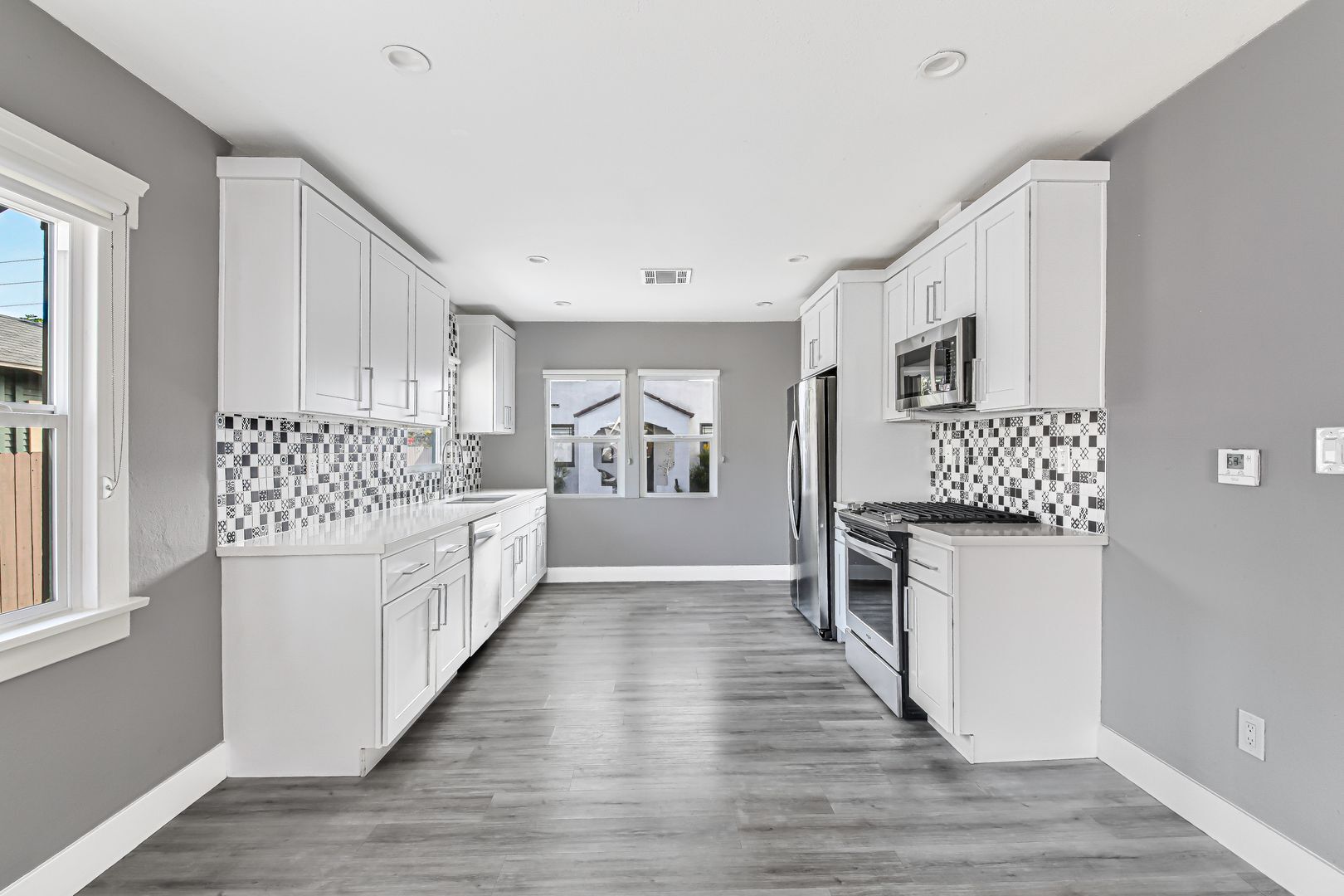 Building Photo - 2914 E 5th St